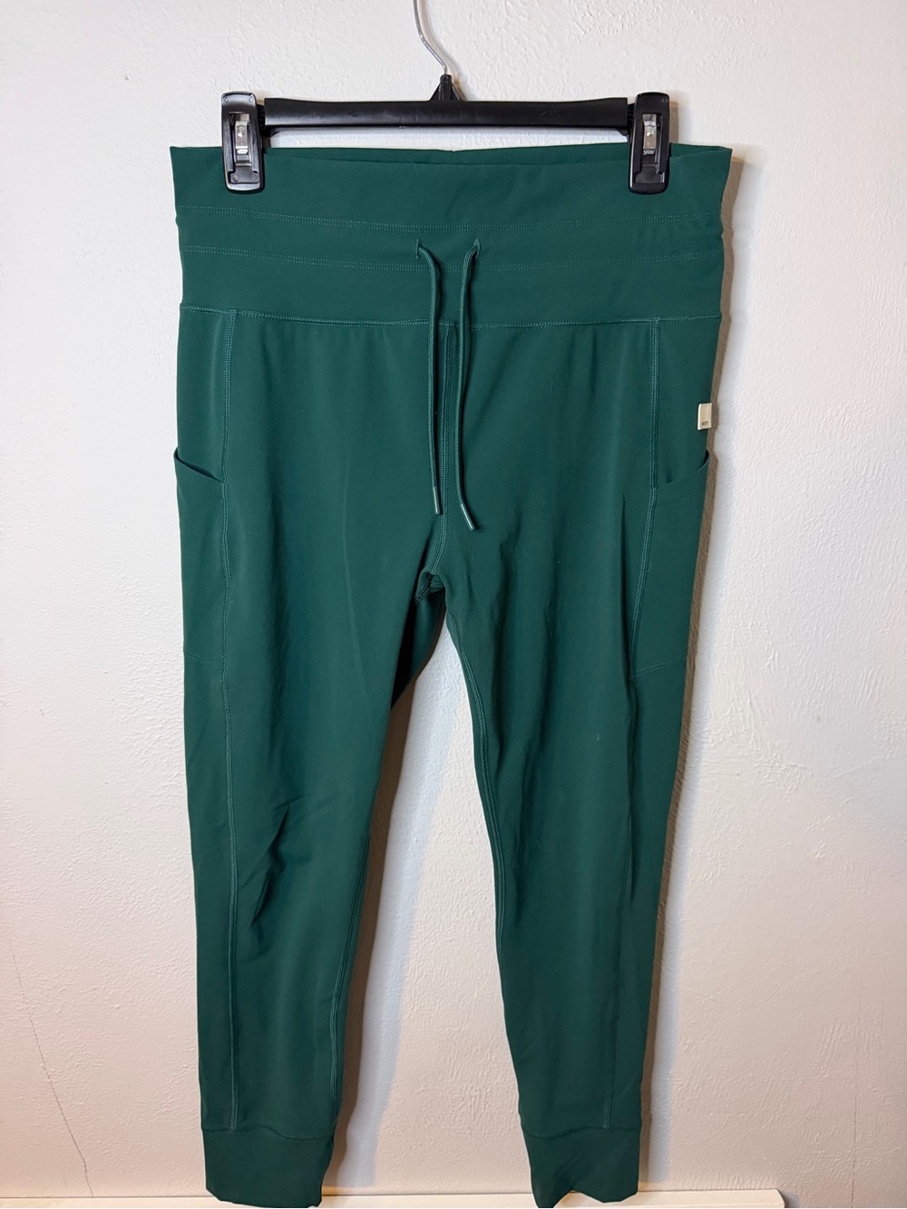 Vuori Women's Forest Green Drawstring Leggings with Side Pockets